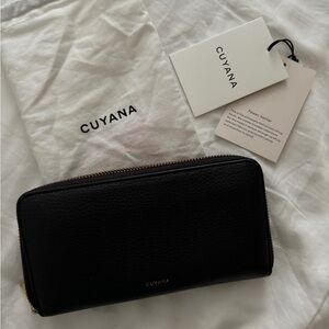 Cuyana Classic black learher Zip Around Walletl